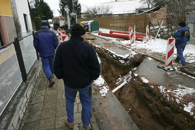 Dělník se zranil při výkopu kanalizace v Ratenicích