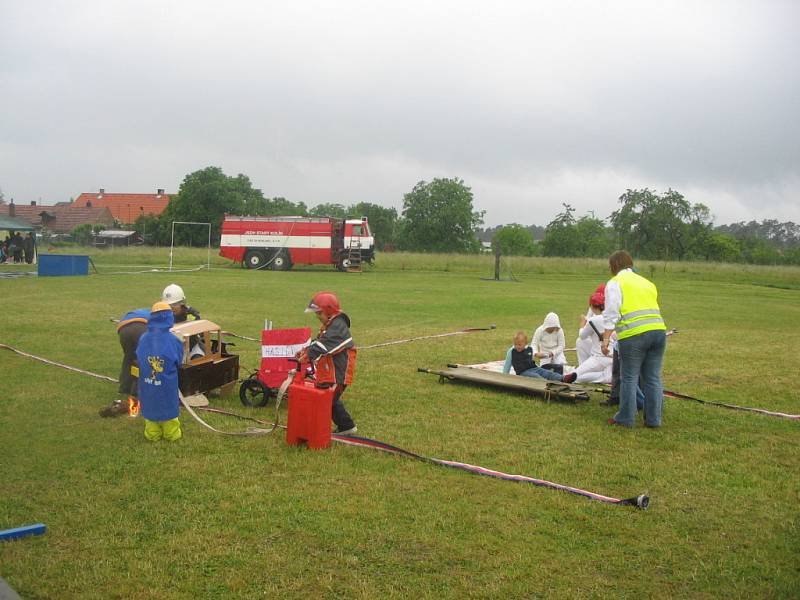 Okresní soutěž v požárním sportu sborů dobrovolných hasičů z okresů Kolín a Kutná Hora zpestřili i malí hasiči