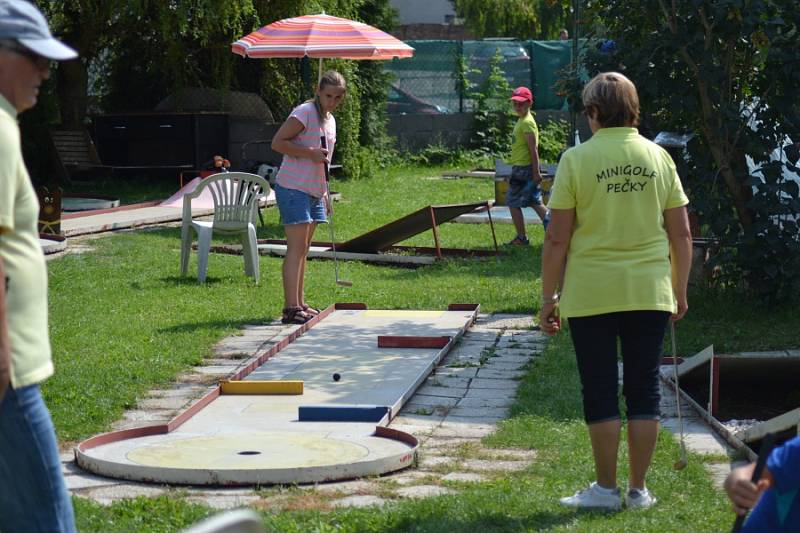 Minigolfového turnaje se mohli účastnit děti i dospělí.