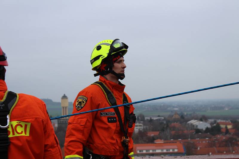 Lezecká skupina kolínských hasičů trénovala záchranu osob z výšky.