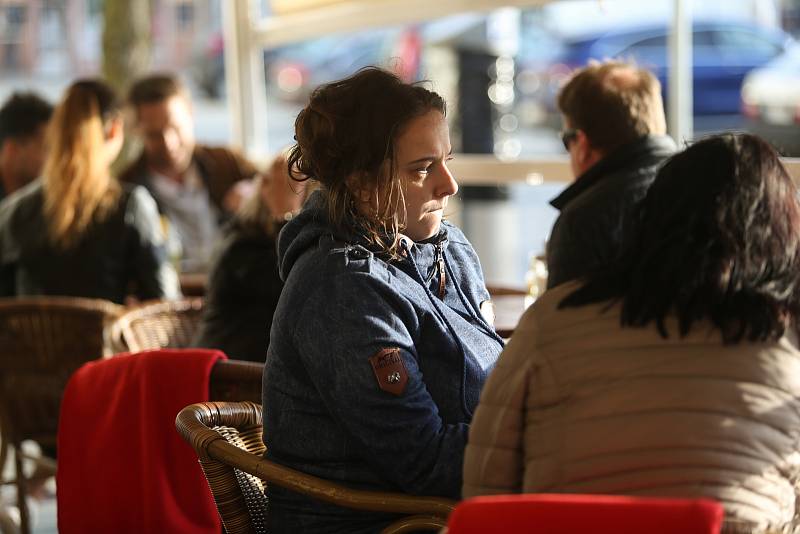 Zahrádka kavárny Cafe Bar Monet na Karlově náměstí v Kolíně.