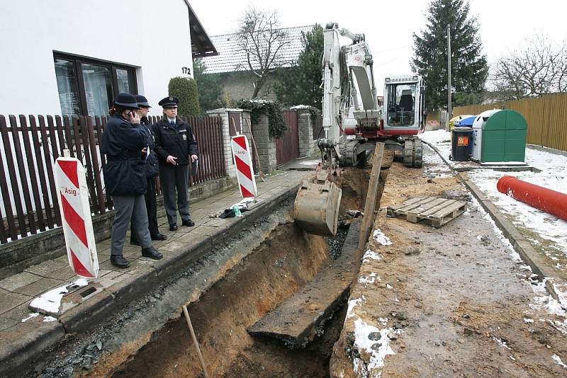 Dělník se zranil při výkopu kanalizace v Ratenicích