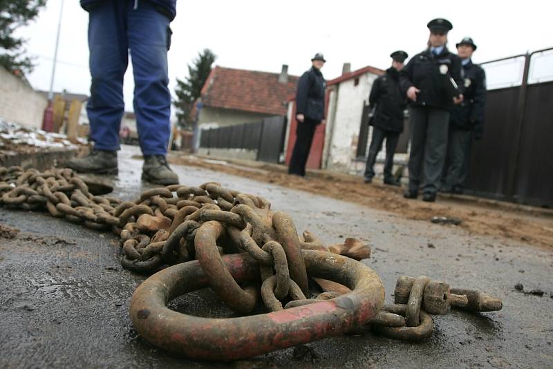 Dělník se zranil při výkopu kanalizace v Ratenicích