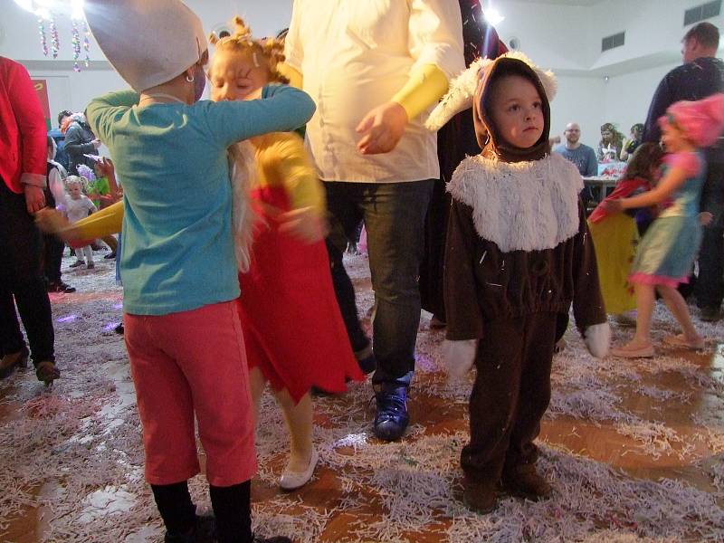 Dětský karneval přilákal řadu návštěvníků.