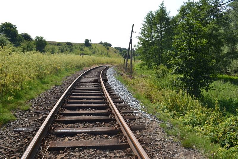 Trať z Peček do Kouřimi. Na přejezdu nedaleko Peček se stala nehoda například před čtyřmi lety.