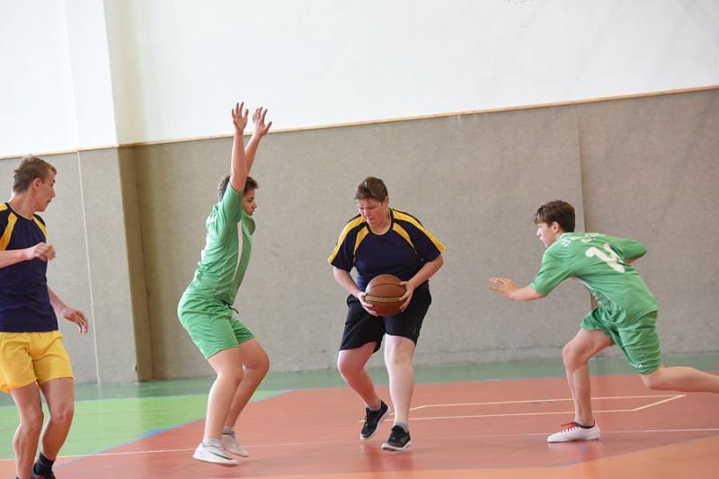 Poslední sportovní den v Kolíně ukončila cyklistika, basketbal i házená.