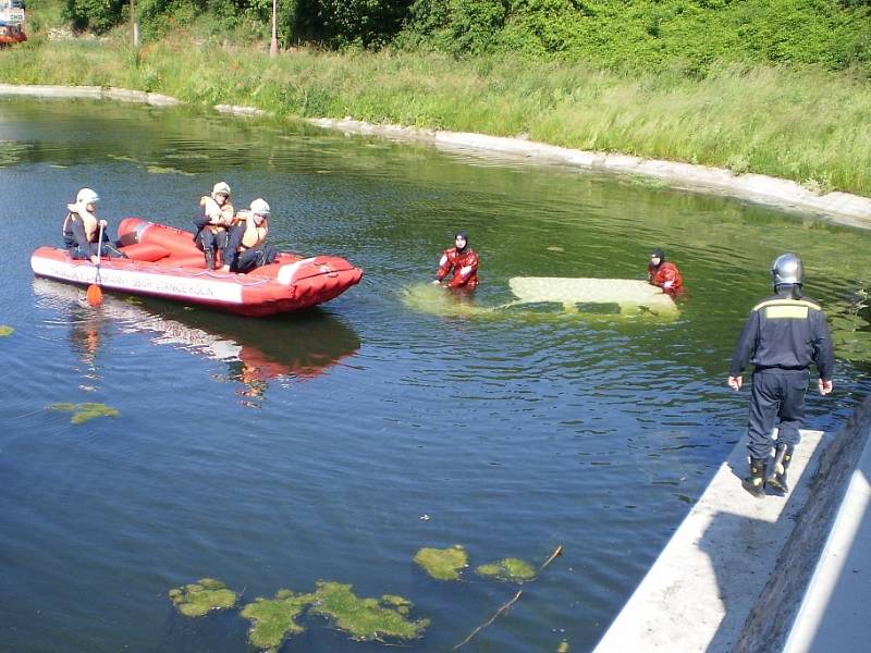 Auto skončilo v rybníčku v obci Pašinka. 3.6. 2009