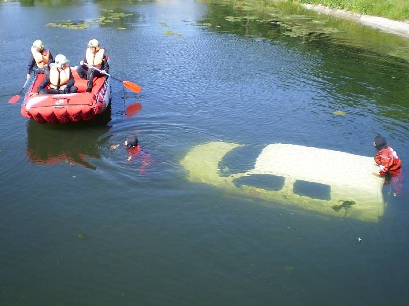 Auto skončilo v rybníčku v obci Pašinka. 3.6. 2009