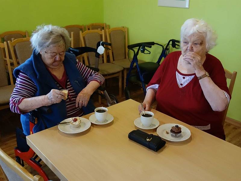 Sladké posezení seniorů v Domově Anna v Českém Brodě.