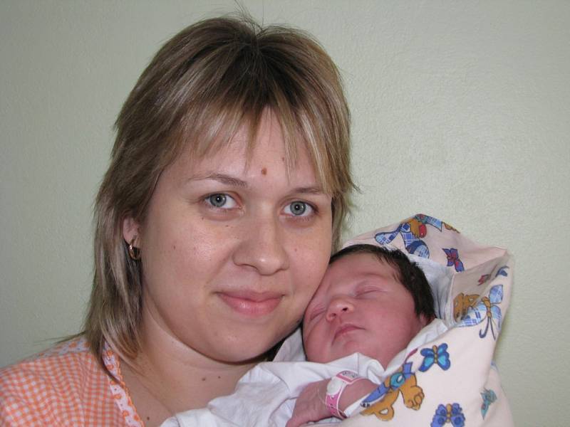 Nela Holubová se narodila 29. března v Kolíně. Vážila 3600 gramů a měřila 51 centimetrů. Doma ve Smrku – Uhlířských Janovicích ji přivítá maminka Monika a tatínek Martin.