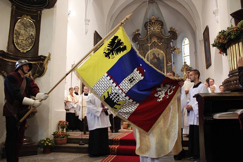 Kardinál posvětil novou vlajku města Český Brod.