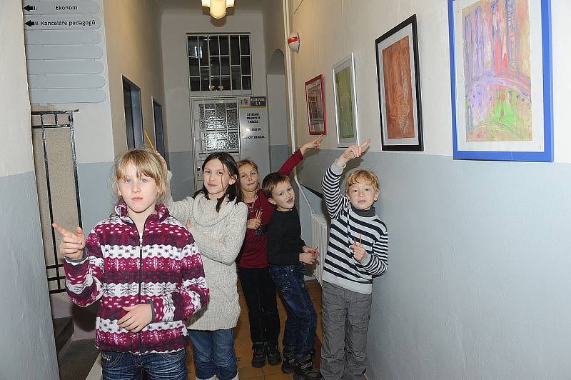 Výstava dětských prací na chodbě DDM Kolín