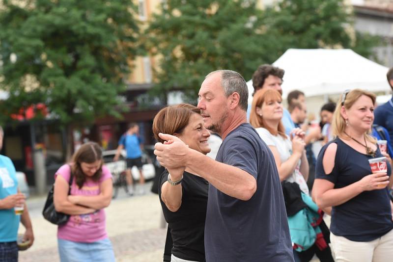 Vladimír Mišík bavil na náměstí stovky lidí všech generací.