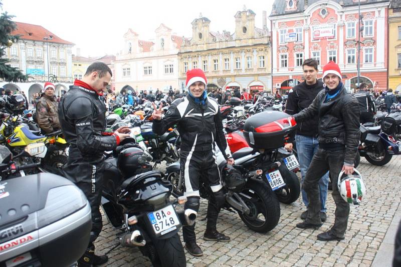 Vánoční vyjížďka kolínských motorkářů, kterou organizuje Kolínská verbež.