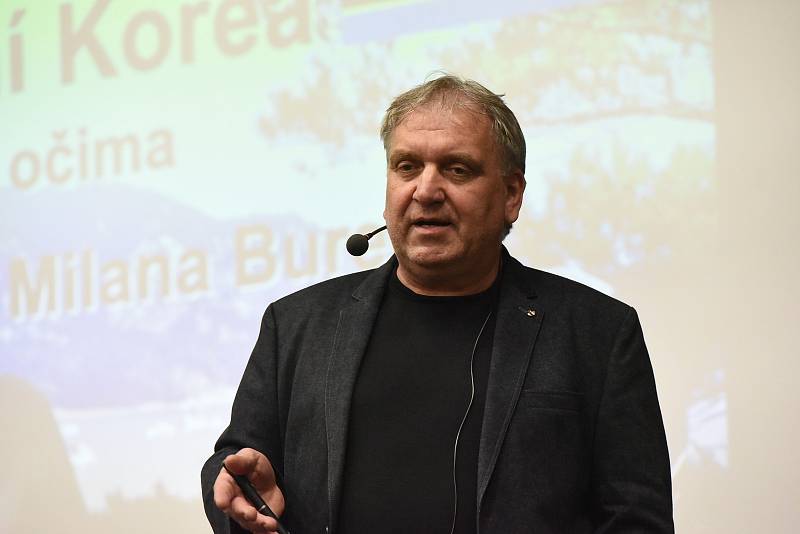 Milan Bureš povyprávěl svým posluchačům ve velkém sále Městského společenského domu v Kolíně o neskutečné cestě do Severní Korei.