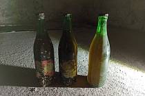 Při průzkumu v Žerotínském paláci se našlo lahvové pivo z už neexistujícího kolínského pivovaru.