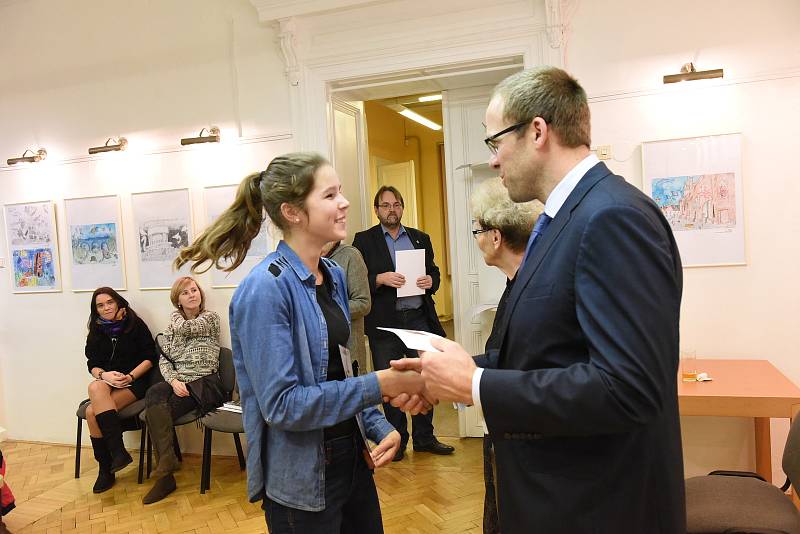 Celkem sto devatenáct prací poslali žáci a studenti především kolínských škol do literární soutěže Macharovo pero, jehož výsledky se vyhlašovaly ve středu v čítárně Městské knihovny Kolín.