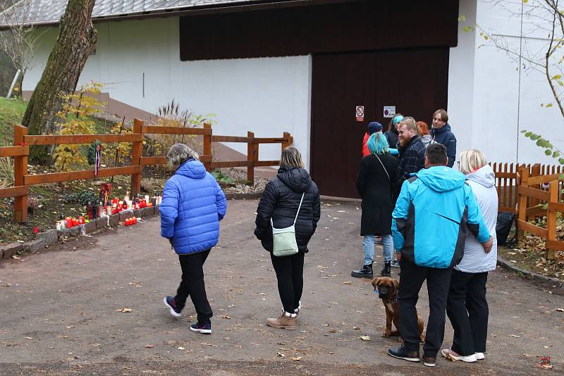 Lidé si ve středu připomněli výročí 17. listopadu na chalupě Václava Havla na Hrádečku u Trutnova.