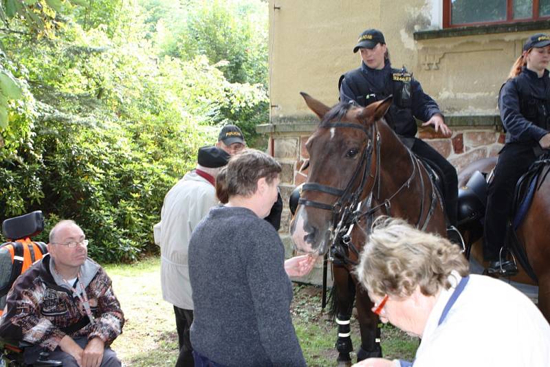 Na trutnovské faře vozíčkárům předvedli zásahy policisté na koních