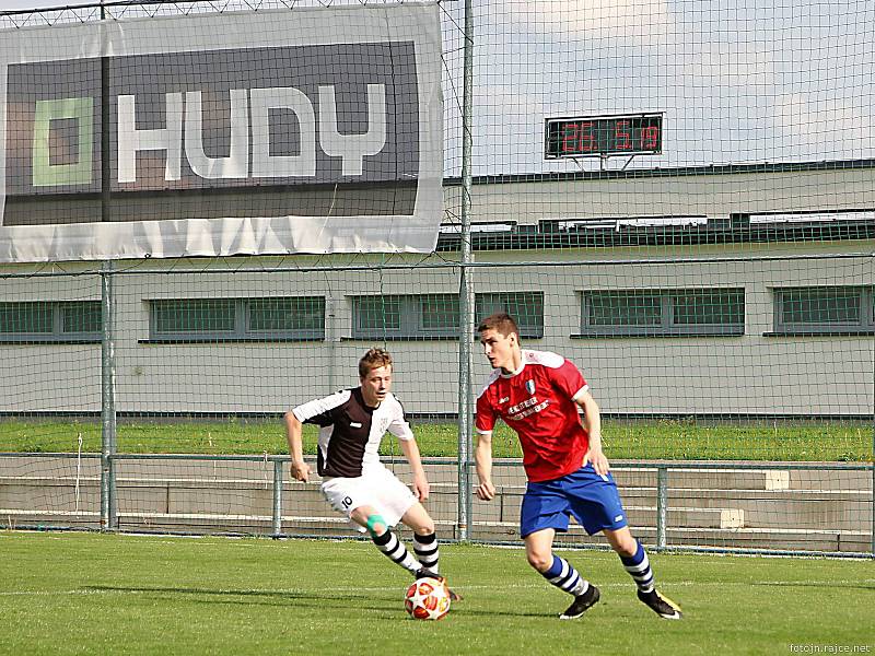 Dva slepené góly rozhodly zajímavý souboj vrchlabské rezervy (červené dresy) se Sokolem Bílá Třemešná (2:0).