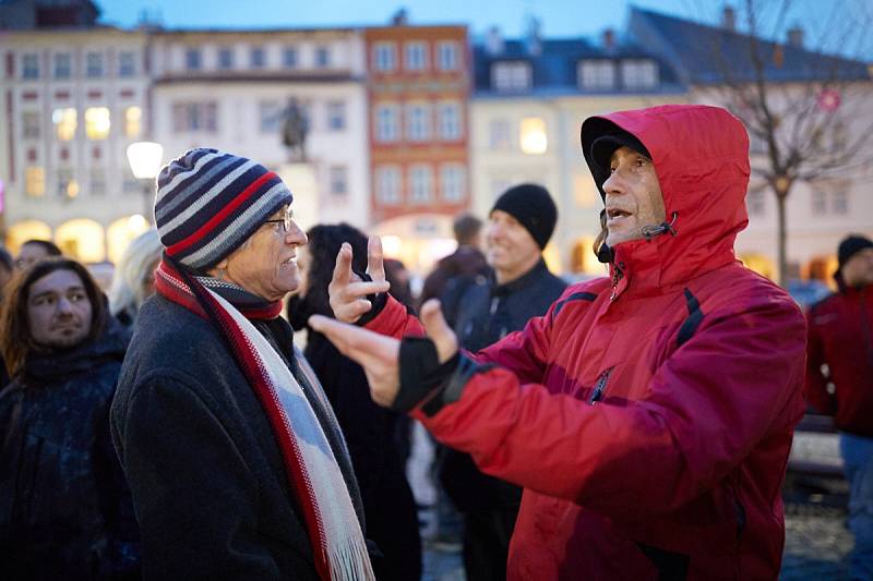 PROTEST PROTI ZDEŇKU ONDRÁČKOVI proběhl dnes (v pondělí) i v "jeho" Město Trutnov.