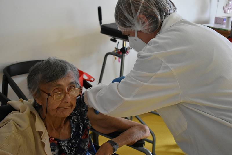 Očkování proti covidu-19 v Senior domě Beránek na náměstí v Úpici.