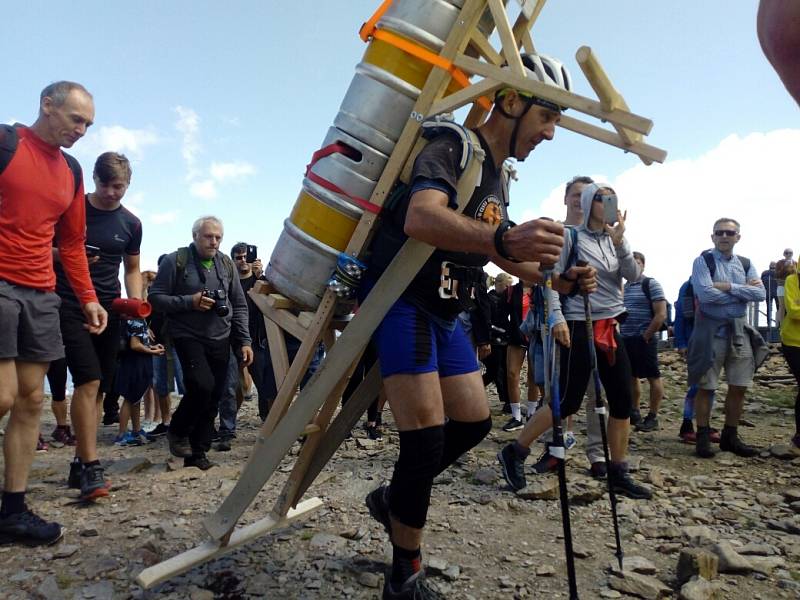 Zdeněk Pácha nese rekordních 211 kilo na Sněžku.