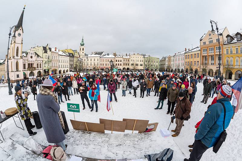 Demonstrace odpůrců protipandemických opatření v Trutnově na Krakonošově náměstí v neděli 23. ledna.