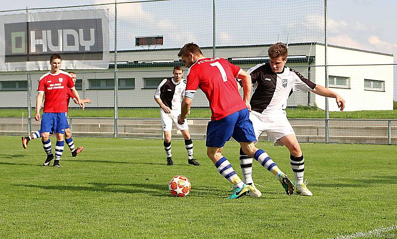 Dva slepené góly rozhodly zajímavý souboj vrchlabské rezervy (červené dresy) se Sokolem Bílá Třemešná (2:0).