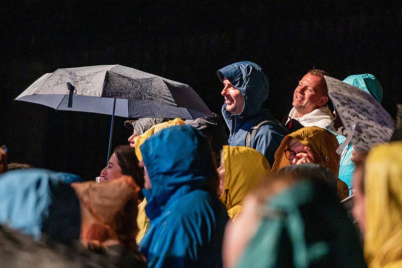 Koncert Michala Hrůzy s kapelou na Štěrbově vile u Přehrady Les Království.