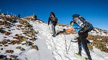 Horští nosiči při zimní verzi závodu Sněžka Sherpa Cup vynesli zásoby vod a kofol od lanovky z Pece na Sněžku na Českou Poštovnu.