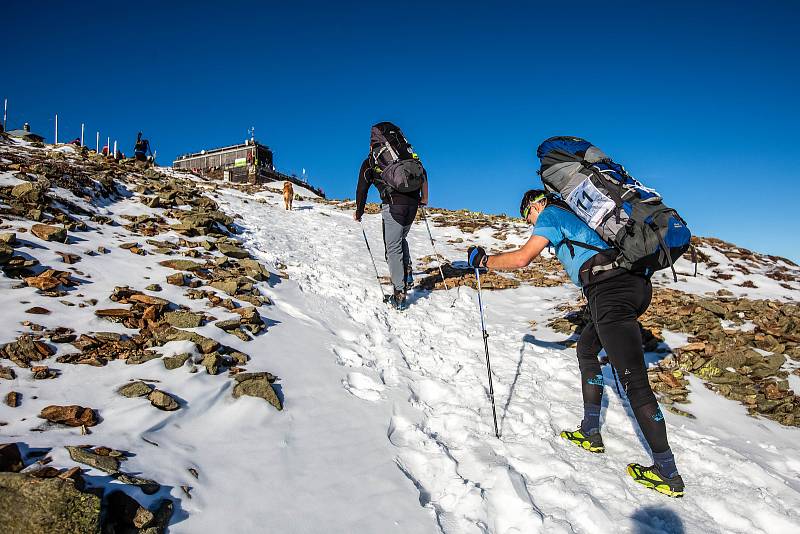 Horští nosiči při zimní verzi závodu Sněžka Sherpa Cup vynesli zásoby vod a kofol od lanovky z Pece na Sněžku na Českou Poštovnu.