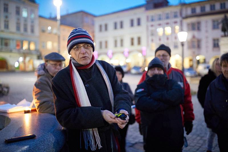 PROTEST PROTI ZDEŇKU ONDRÁČKOVI proběhl dnes (v pondělí) i v "jeho" Město Trutnov.