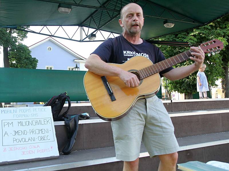 Z úterních protestů proti Andreji Babišovi ve Vrchlabí.