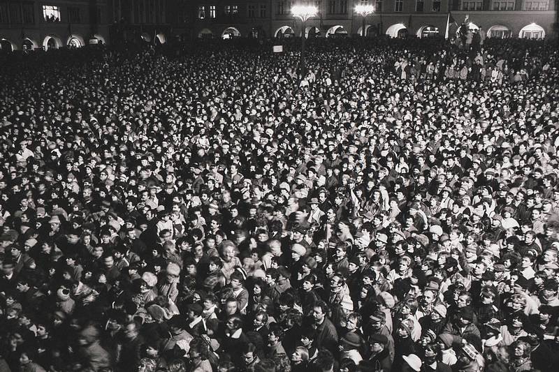 Trutnovský fotograf Ctibor Košťál zachytil období z  prvního půlroku po 17. listopadu 1989.