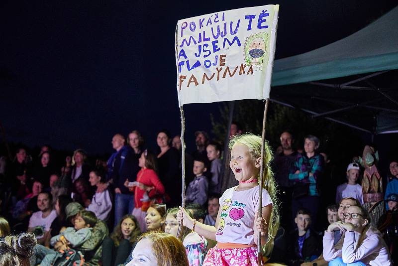 Koncert písničkáře Pokáče zahájil Kulturní léto na Štěrbově vile na Přehradě Les Království.