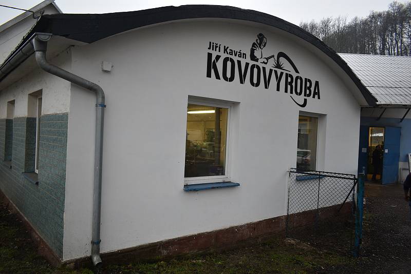 V kovovýrobě v Lánově na Trutnovsku vznikají nové němé Muttichovy značky pro Krkonošský národní park. Na snímku majitel kovovýroby Jiří Kaván.