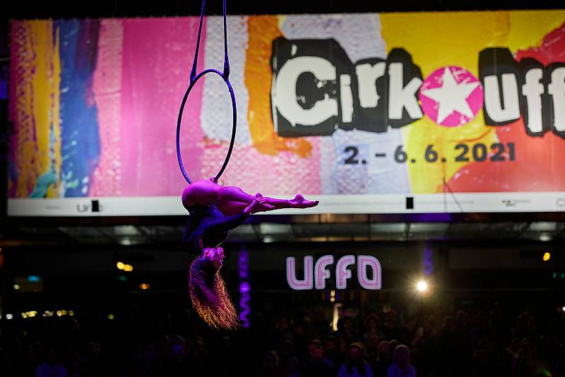 Thula Moon Martin, akrobatka z Havaje, při vystoupení na festivalu Cirk-UFF v Trutnově.