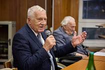Bývalý prezident Václav Klaus přijel na poslední zasedání Klubu seniorů Trutnov pogratulovat předsedovi Miroslavu Šafaříkovi k jeho 96. narozeninám.