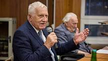 Bývalý prezident Václav Klaus přijel na poslední zasedání Klubu seniorů Trutnov pogratulovat předsedovi Miroslavu Šafaříkovi k jeho 96. narozeninám