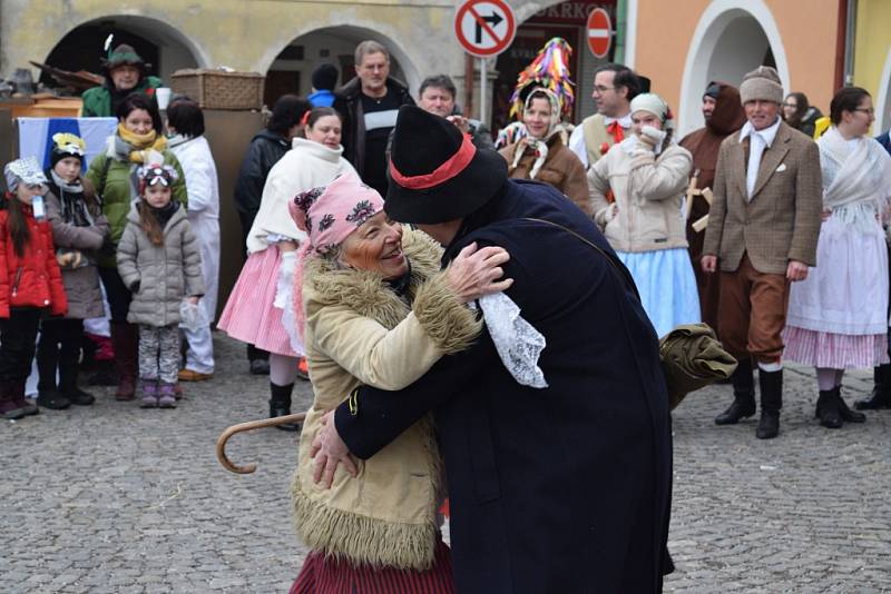 Přehlídkou zajímavých a neobvyklých masek byl masopust v Hostinném. 