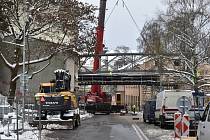 První část nové konstrukce lávky ulici Na Struze v Trutnově byla instalována v úterý 5. prosince. Druhá přijde na řadu v průběhu března.