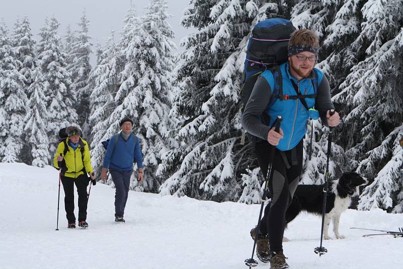 Čtyřiatřicet účastníků absolvovalo Sněžka Sherpa Cup, při kterém vynosili zásoby na Českou Poštovnu na nejvyšší českou horu. Muži táhli třicet kilo, ženy o polovinu méně. 