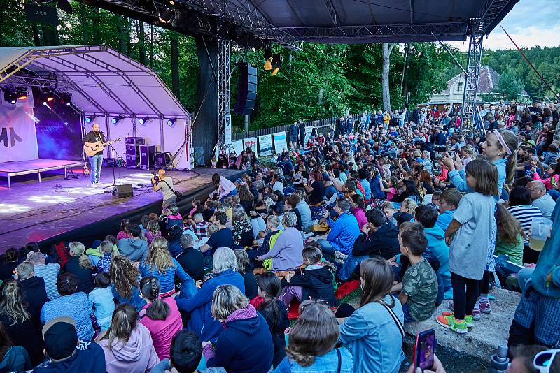 Koncert písničkáře Pokáče zahájil Kulturní léto na Štěrbově vile na Přehradě Les Království.