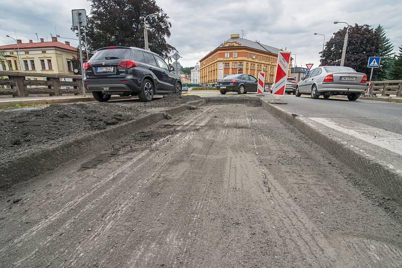 Oprava silnice u kruhového objezdu u kina v Trutnově.