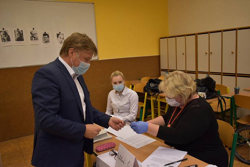 Starosta Vrchlabí Jan Sobotka volil v pátek odpoledne v učebně Krkonošského gymnázia ve Vrchlabí.