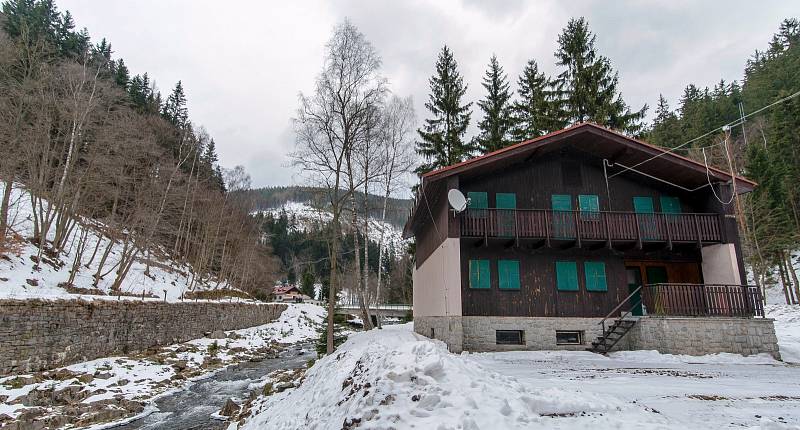 Tam se nedovoláte. Na tomto místě v Temném Dole v Krkonoších vyroste nová výjezdová stanice krajské záchranné služby a výukové středisko. 