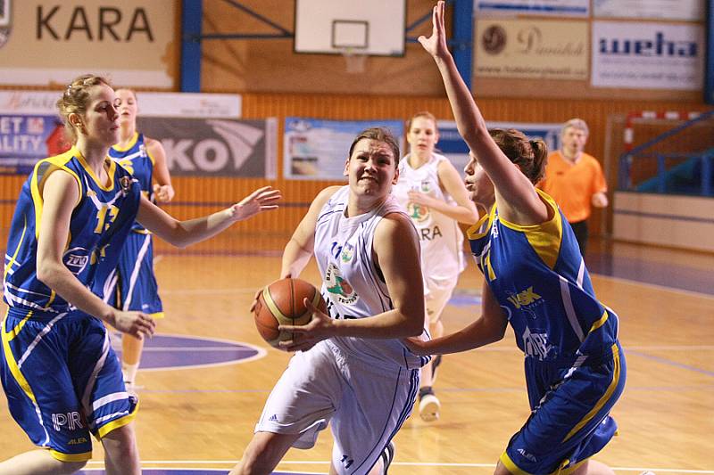 Čtvrtfinále play off extraligy starších dorostenek: Kara Trutnov - USK Praha.