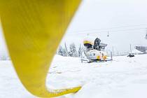 Víkendový pokles teplot umožnil spustit sněžná děla na Černé hoře a připravit sjezdovku Anděl k otevření lyžařské sezony. 