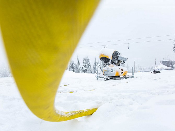 Víkendový pokles teplot umožnil spustit sněžná děla na Černé hoře a připravit sjezdovku Anděl k otevření lyžařské sezony. 